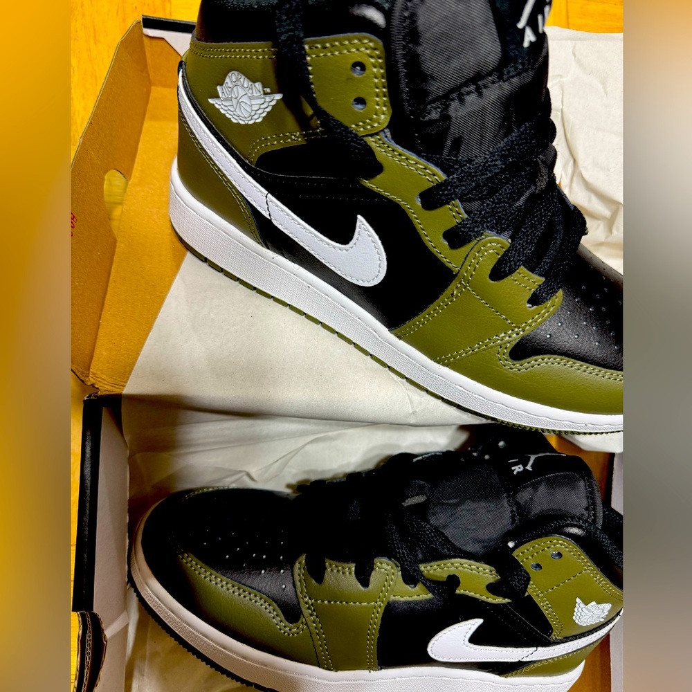 AIR JORDAN 1 MID (GS)
BLACK/WHITE-MEDIUM OLIVE
NOIR/OLIVE MOYEN/BLANC